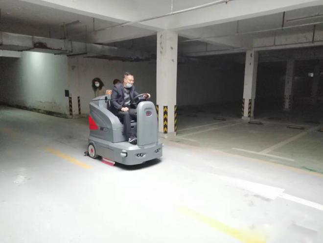 延庆小区物业保洁不用人力改用驾驶式洗地机了